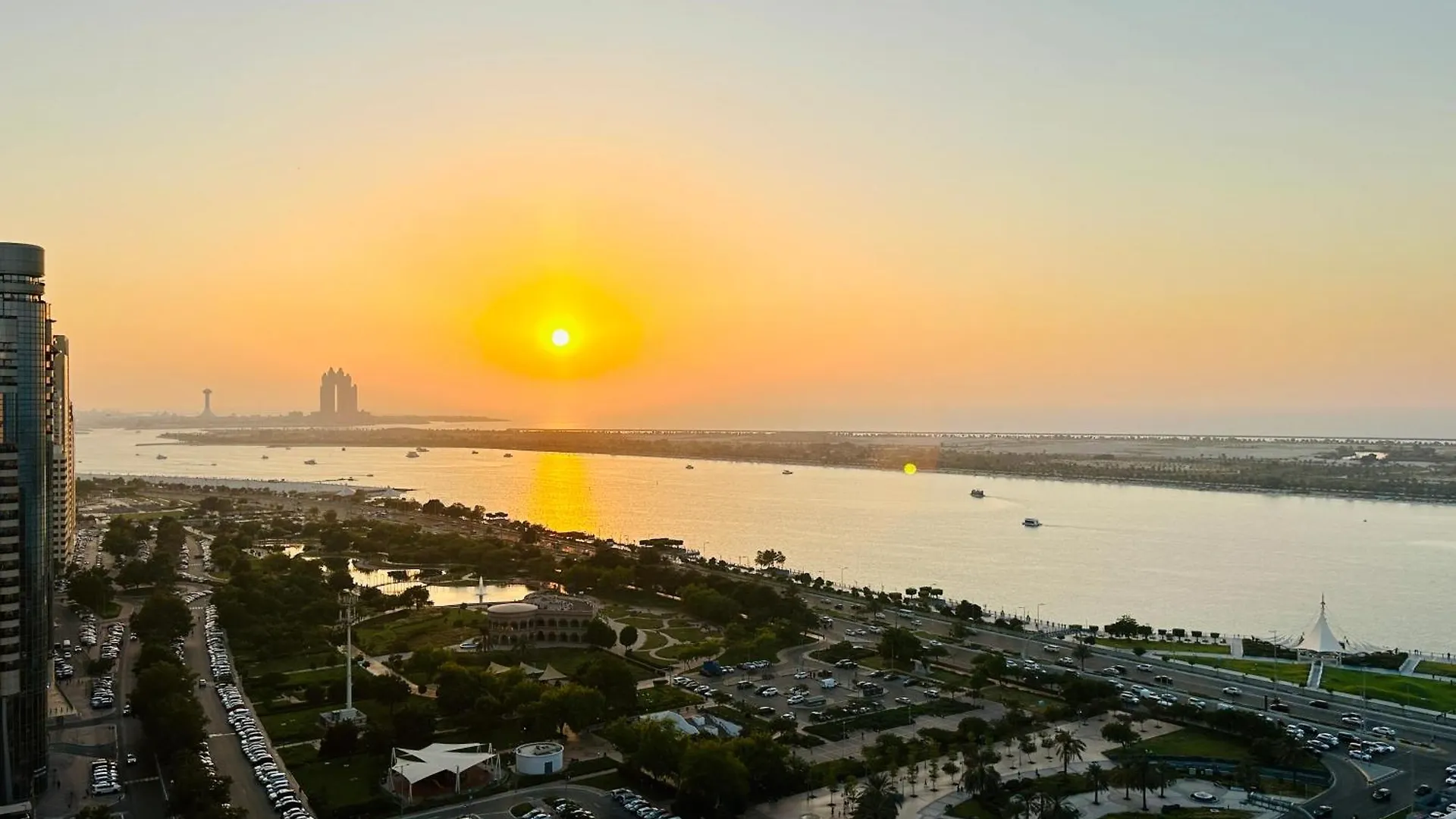 Апартаменты Panoramic Corniche Sea View Retreat Абу-Даби