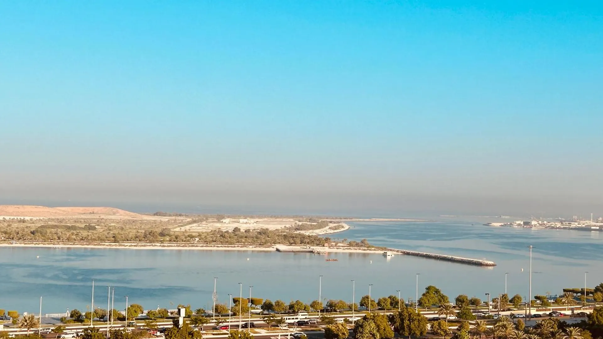 Апартаменты Panoramic Corniche Sea View Retreat Абу-Даби